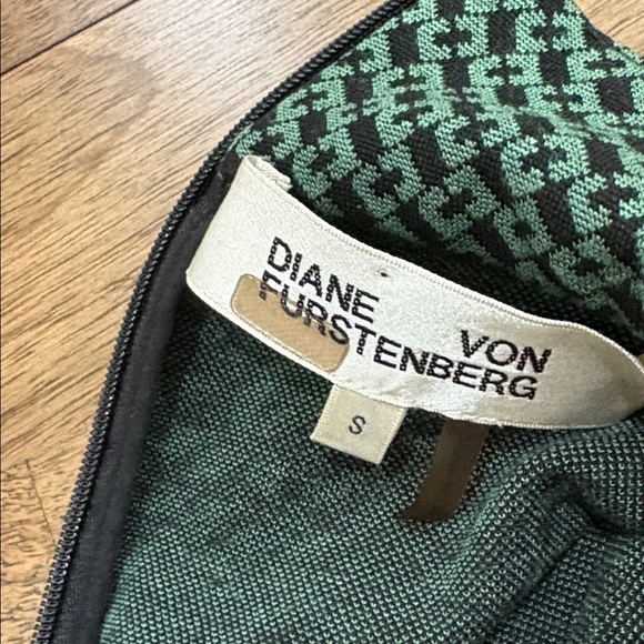 Diane Von Furstenburg long sleeve top. Luxurious feel. Green and black Small - Picture 2 of 8
